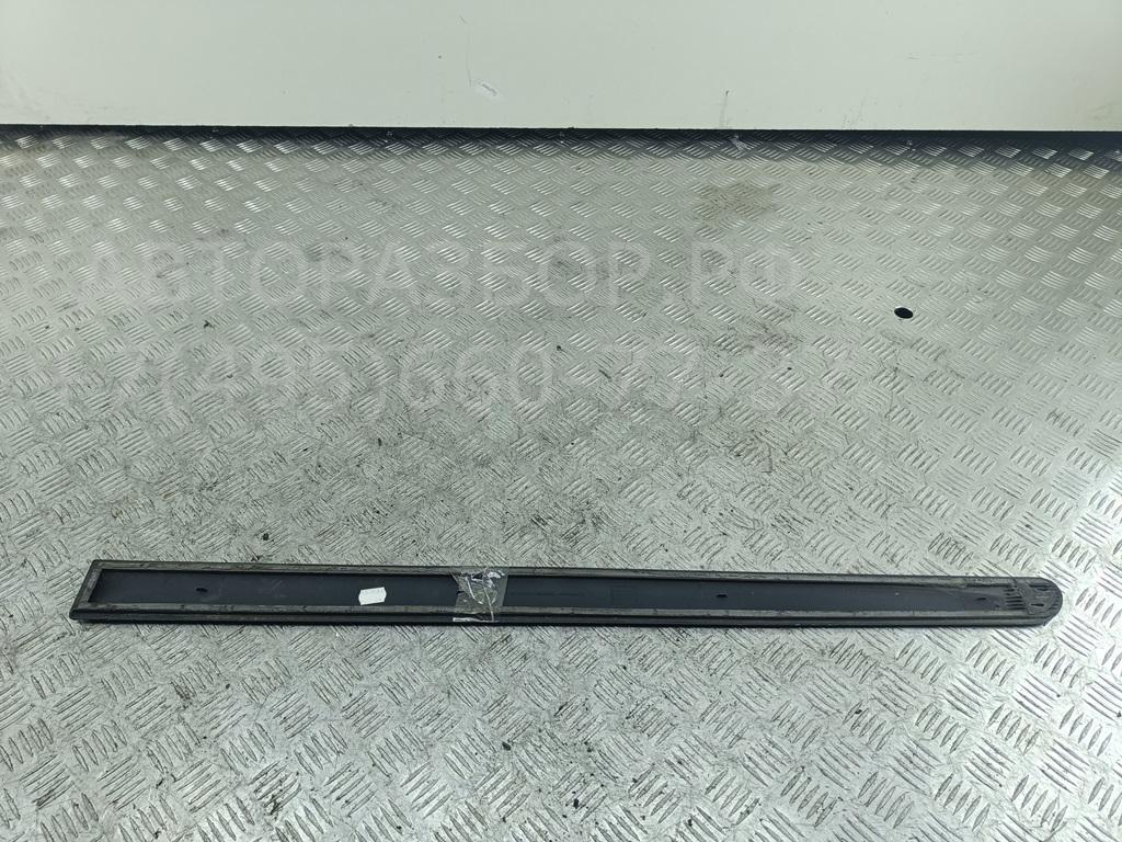 Накладка двери передней правой