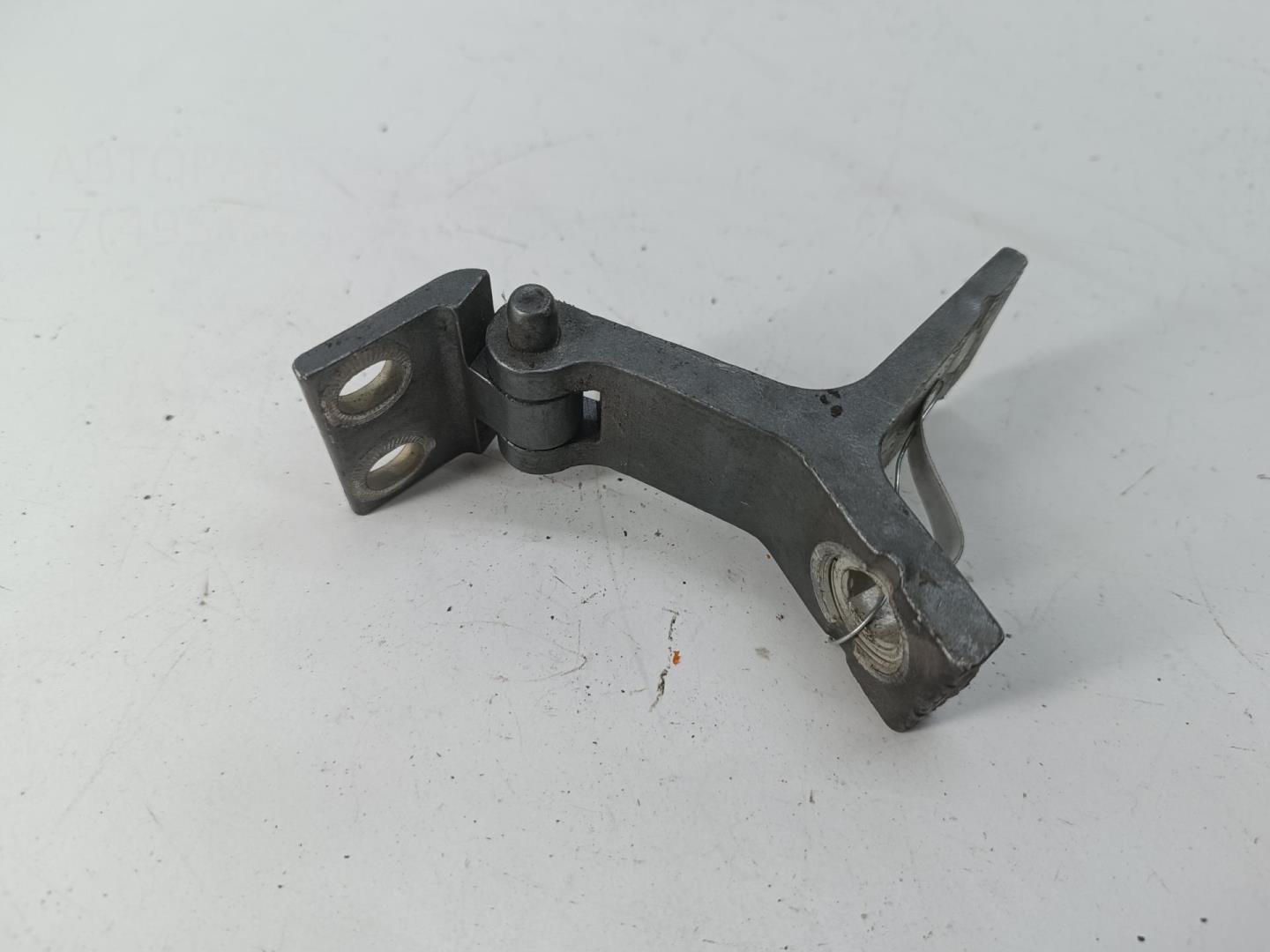 Петля двери