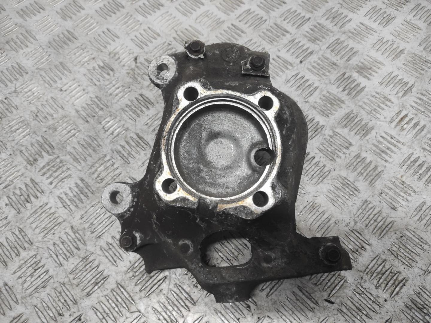 Кулак поворотный передний правый