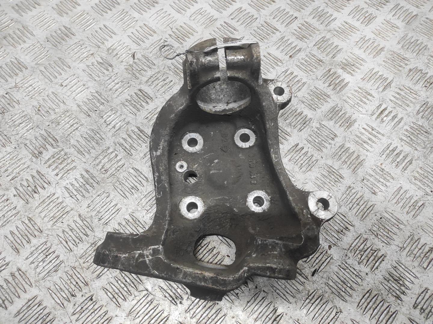 Кулак поворотный передний правый