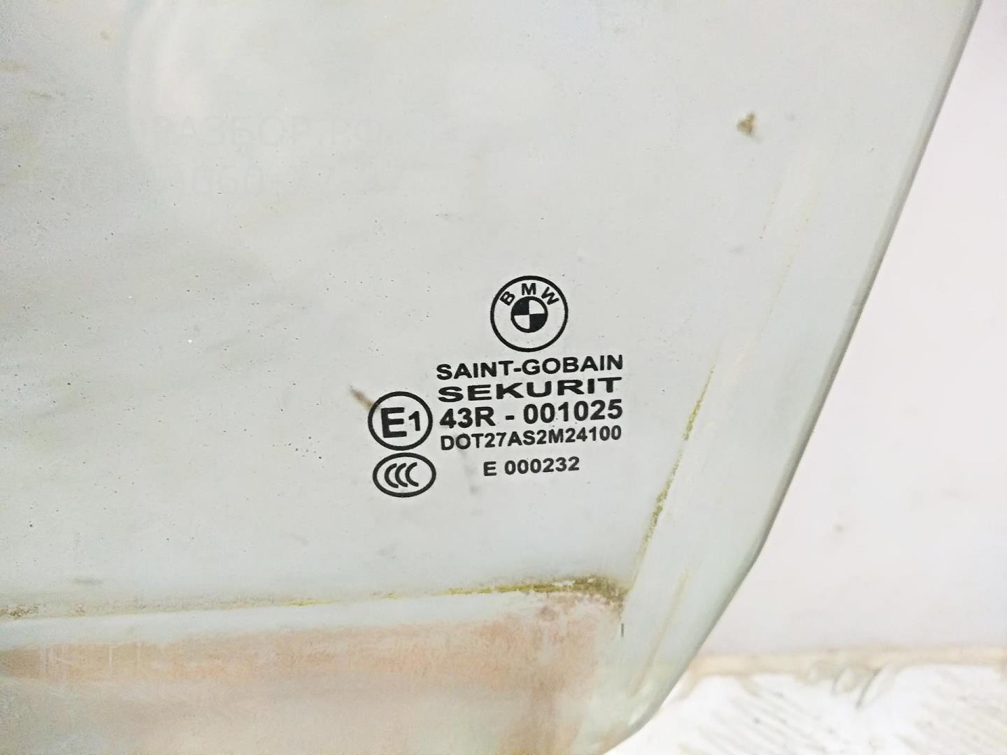 Стекло двери передней левой