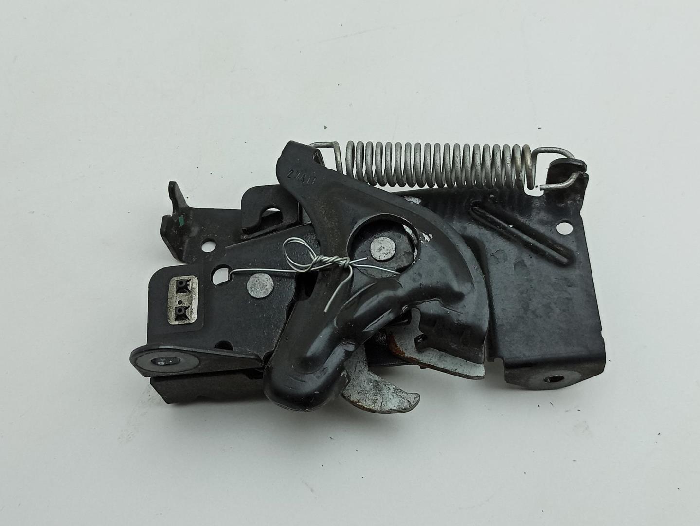 Замок капота