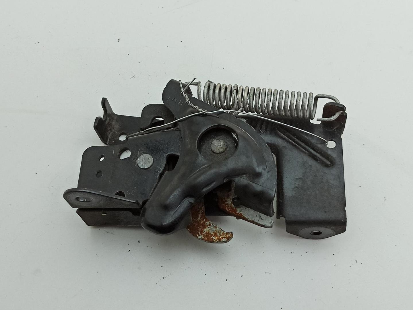 Замок капота