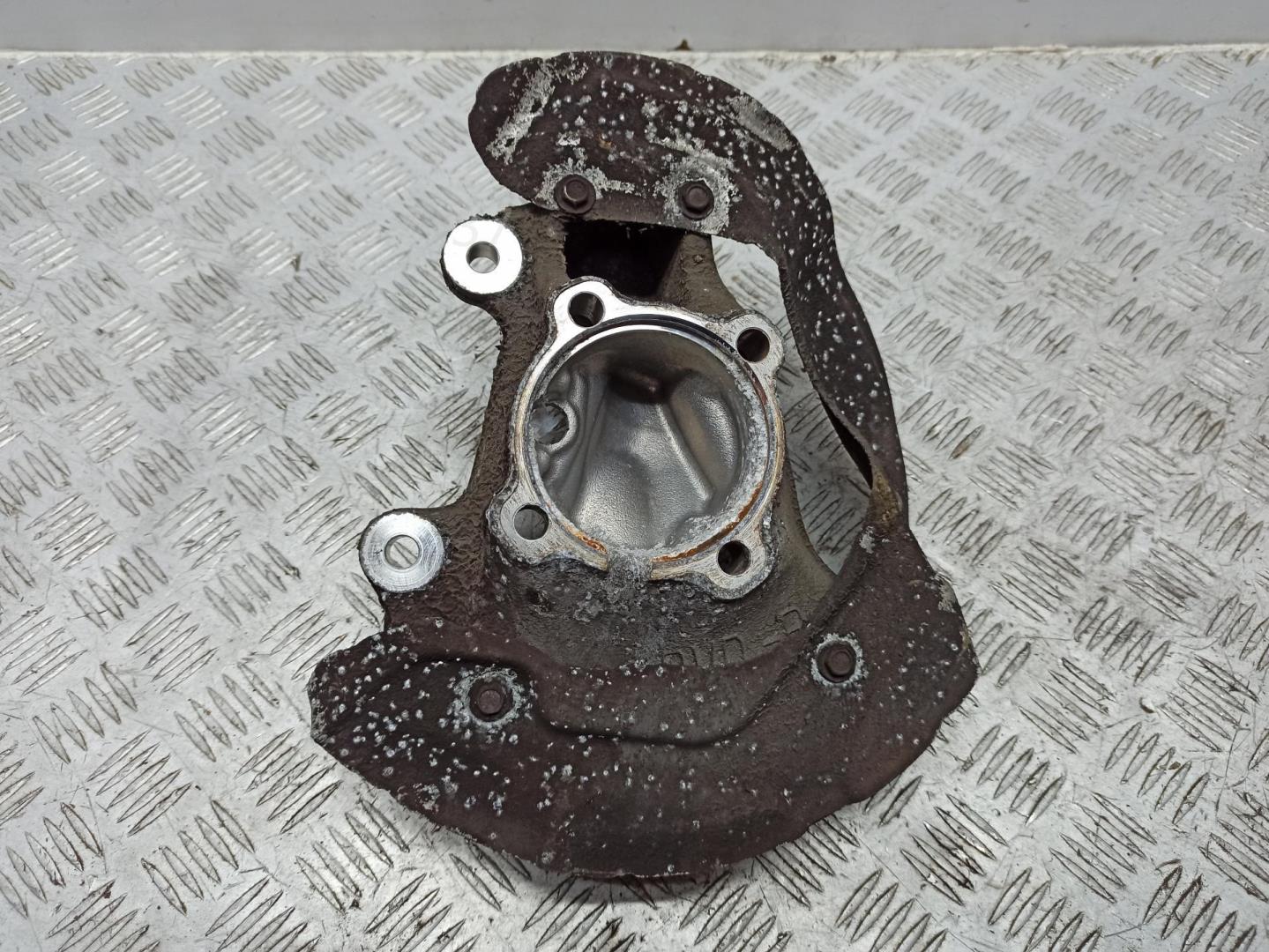 Кулак поворотный передний правый