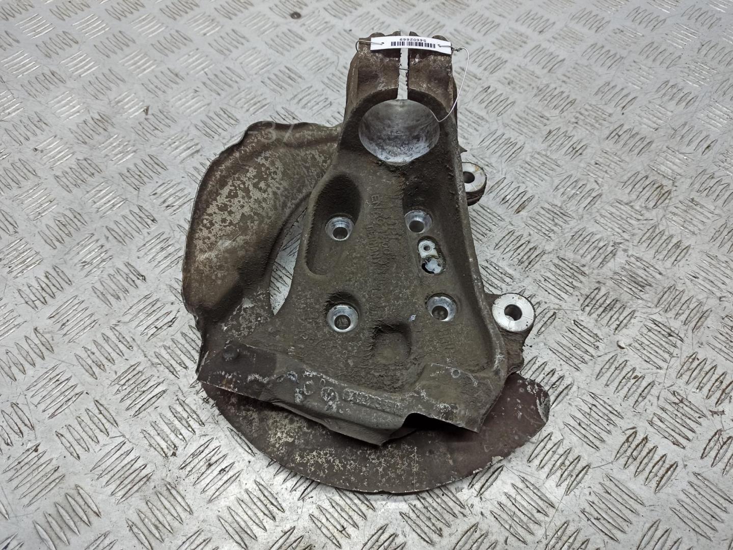 Кулак поворотный передний правый