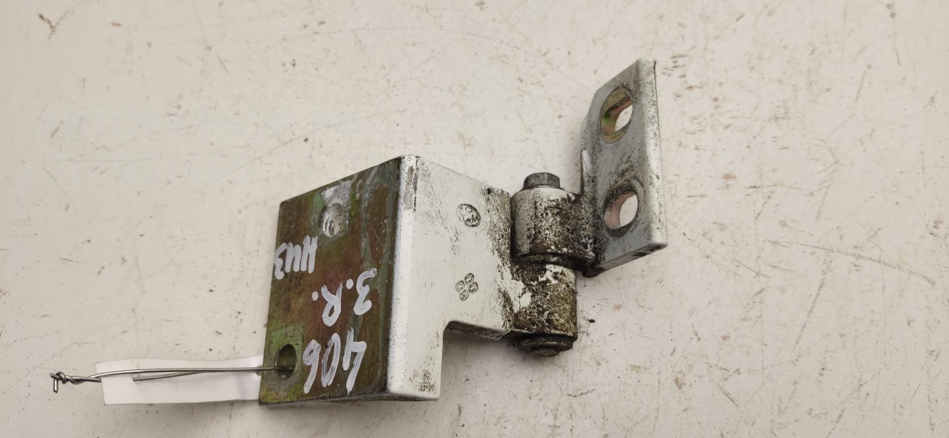 Петля двери