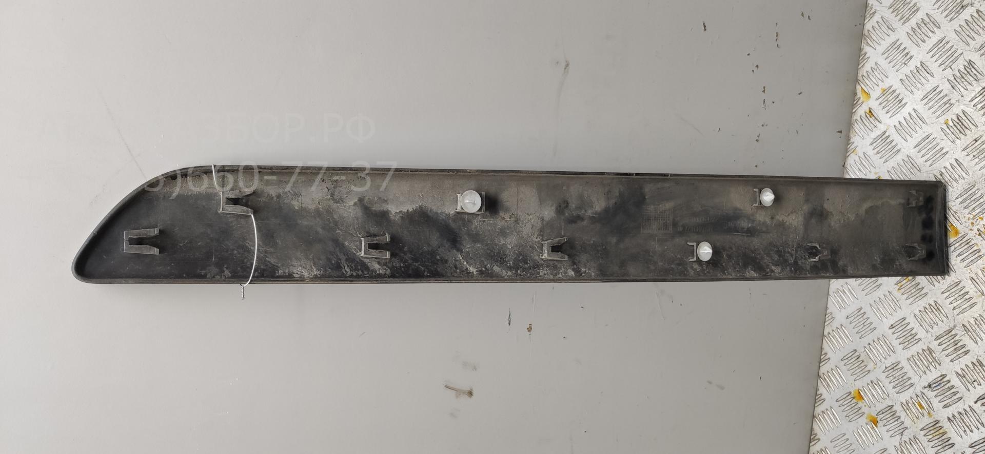 Молдинг двери передней левой