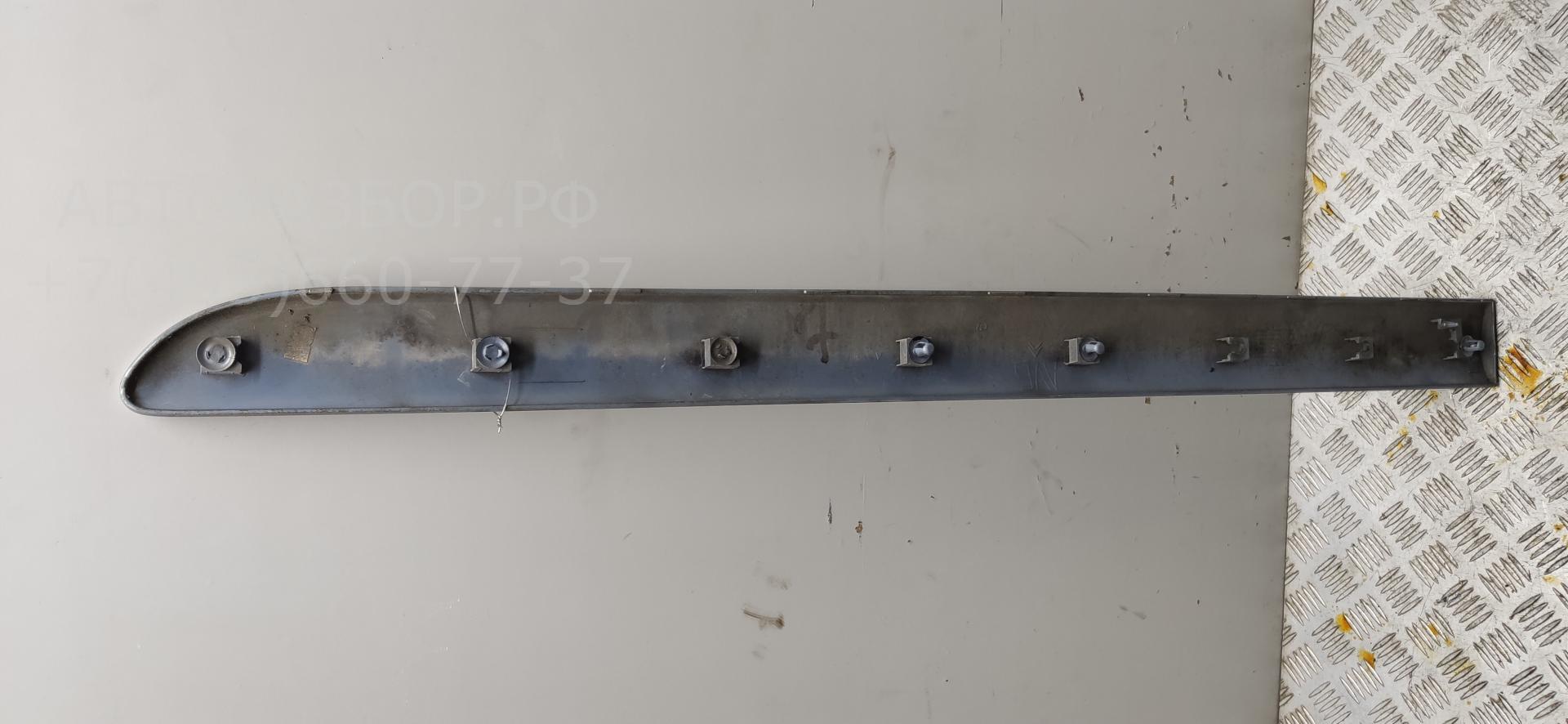 Молдинг двери передней левой