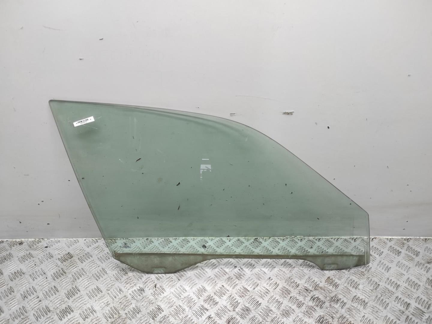 Стекло двери передней правой
