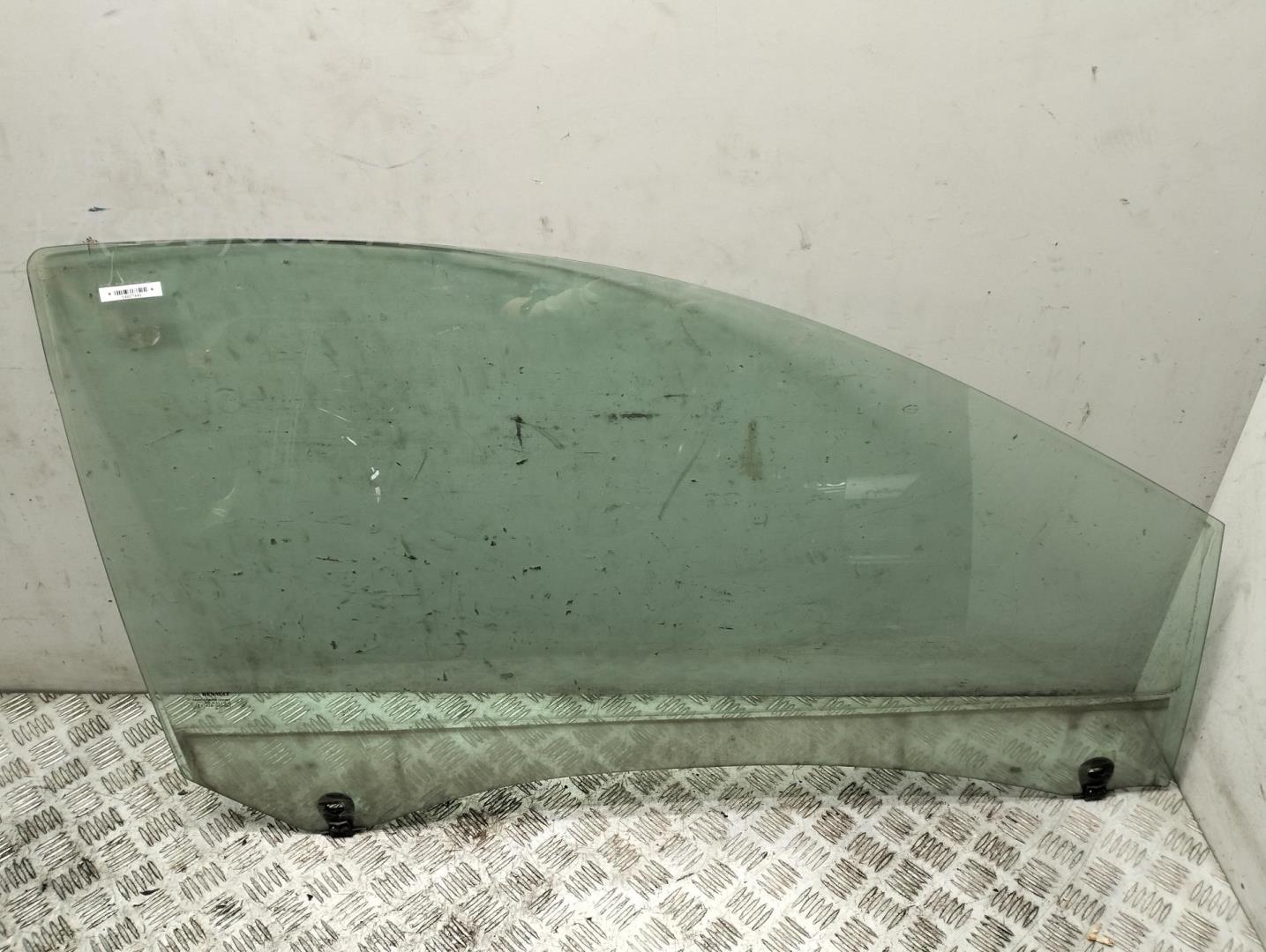 Стекло двери передней правой