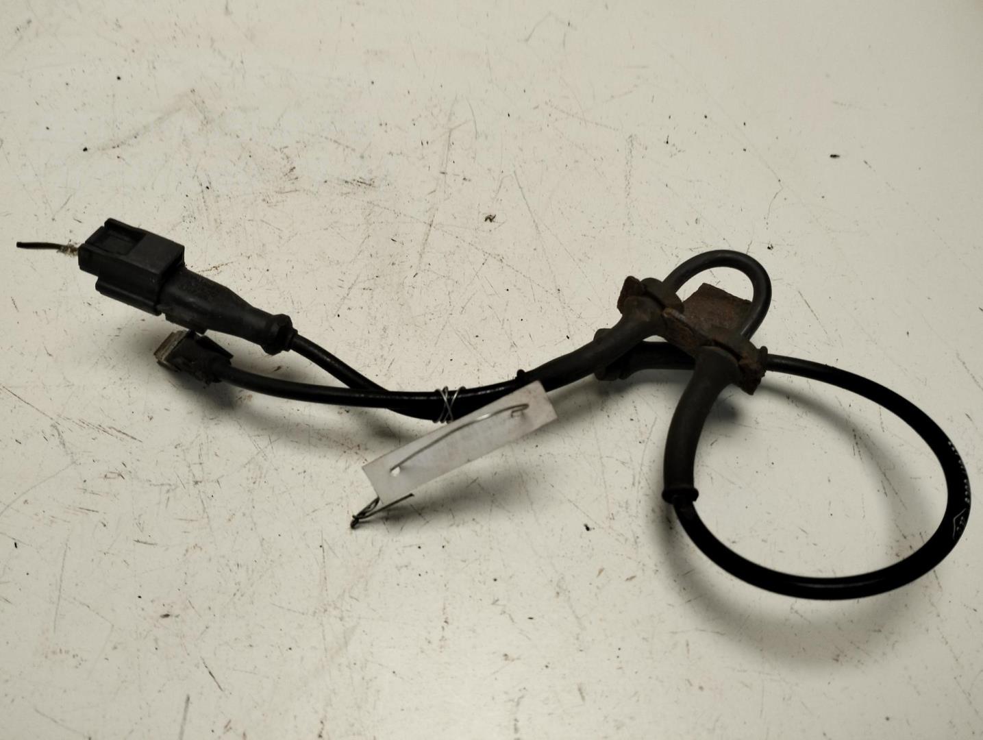 Датчик ABS передний