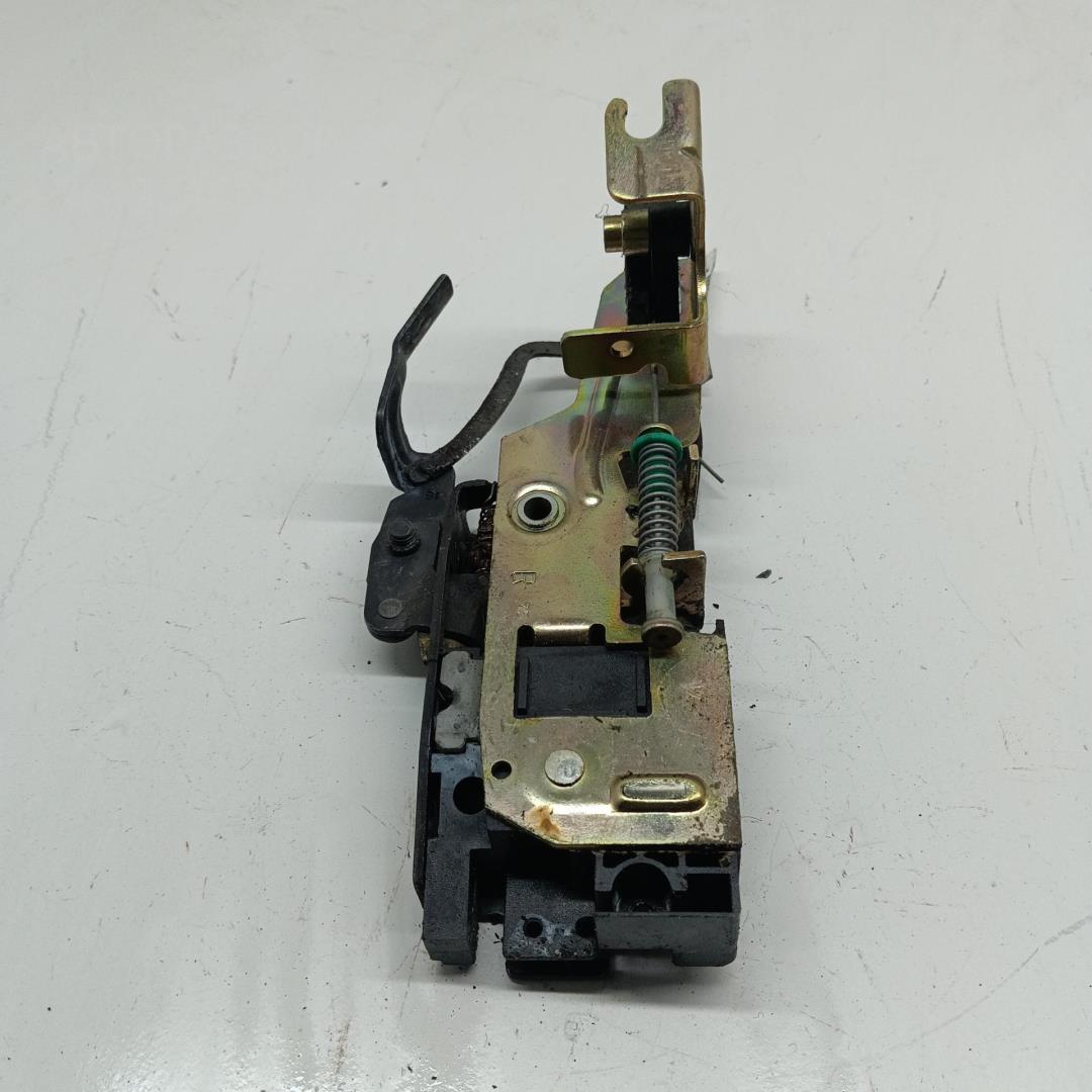 Замок двери передней правой