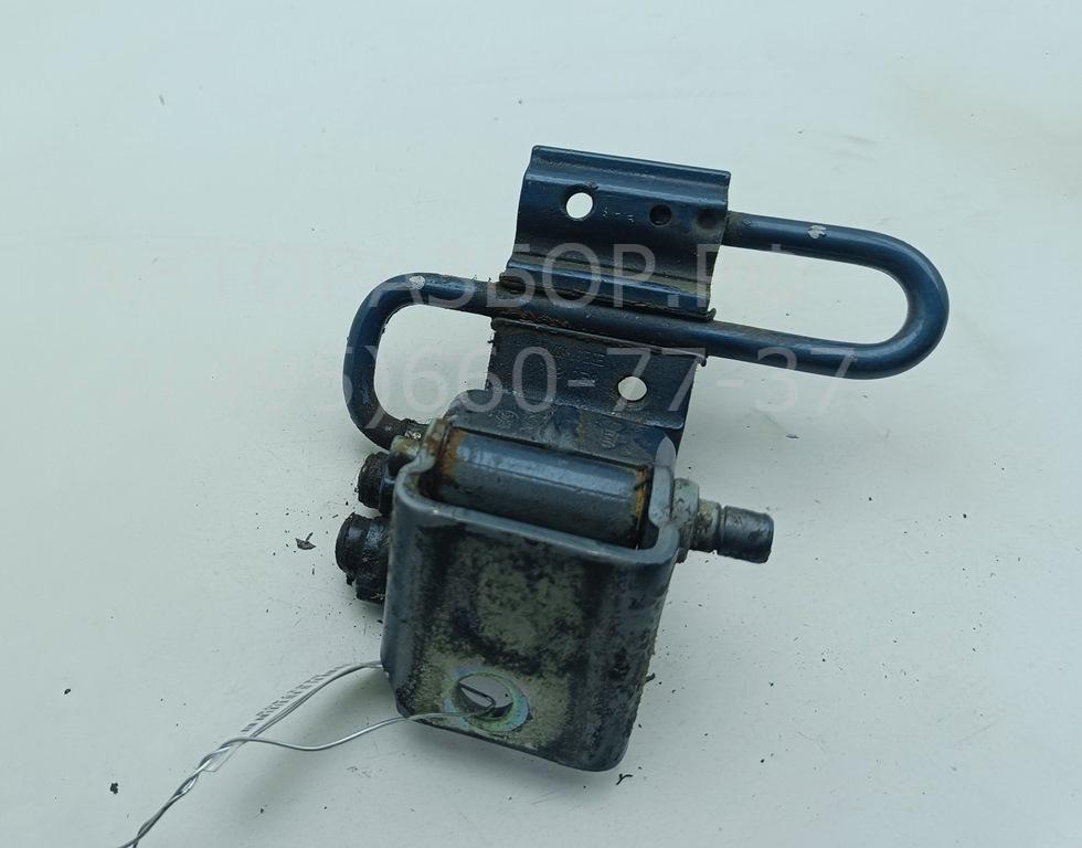 Петля двери