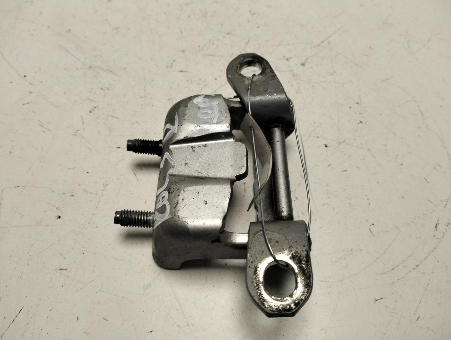 Петля двери