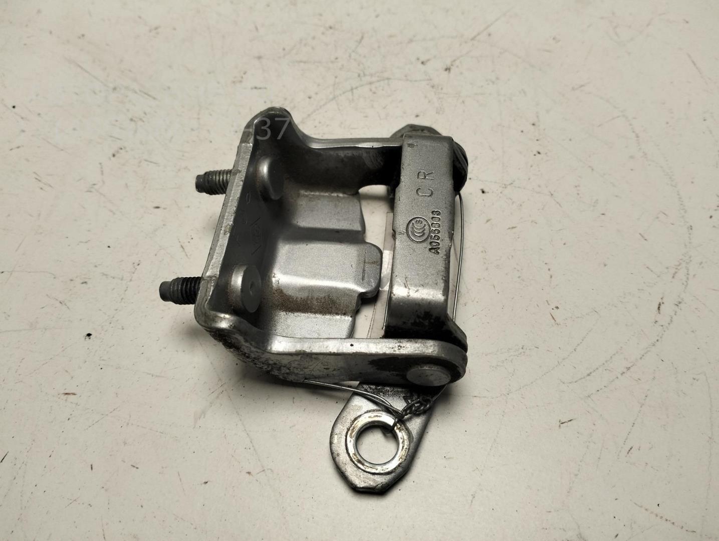 Петля двери