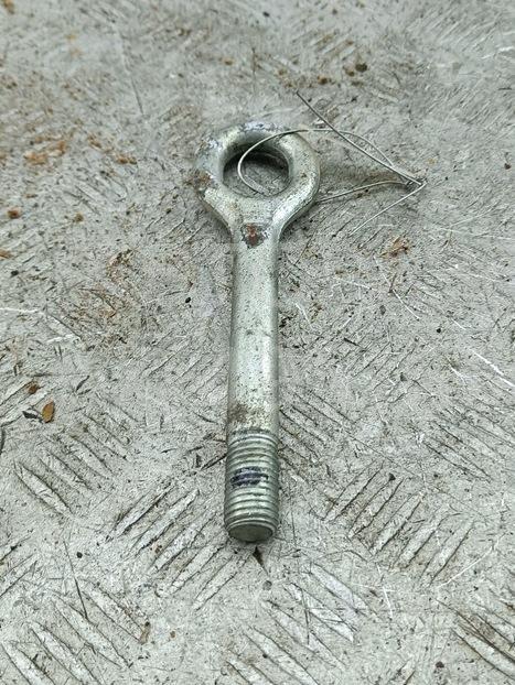 Крюк буксировочный