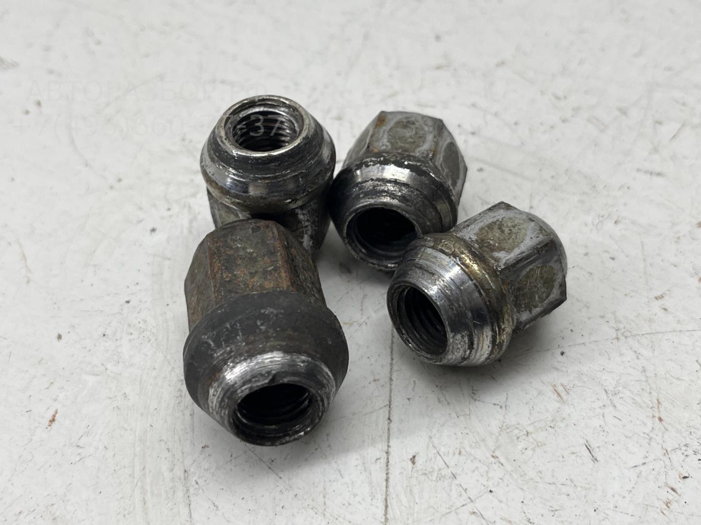 Болт колесный