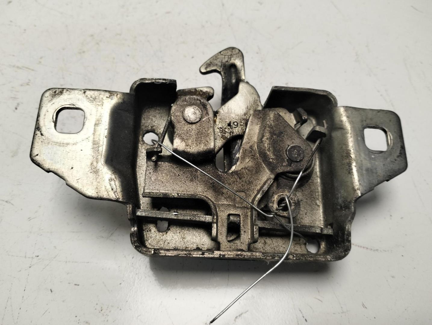 Замок капота