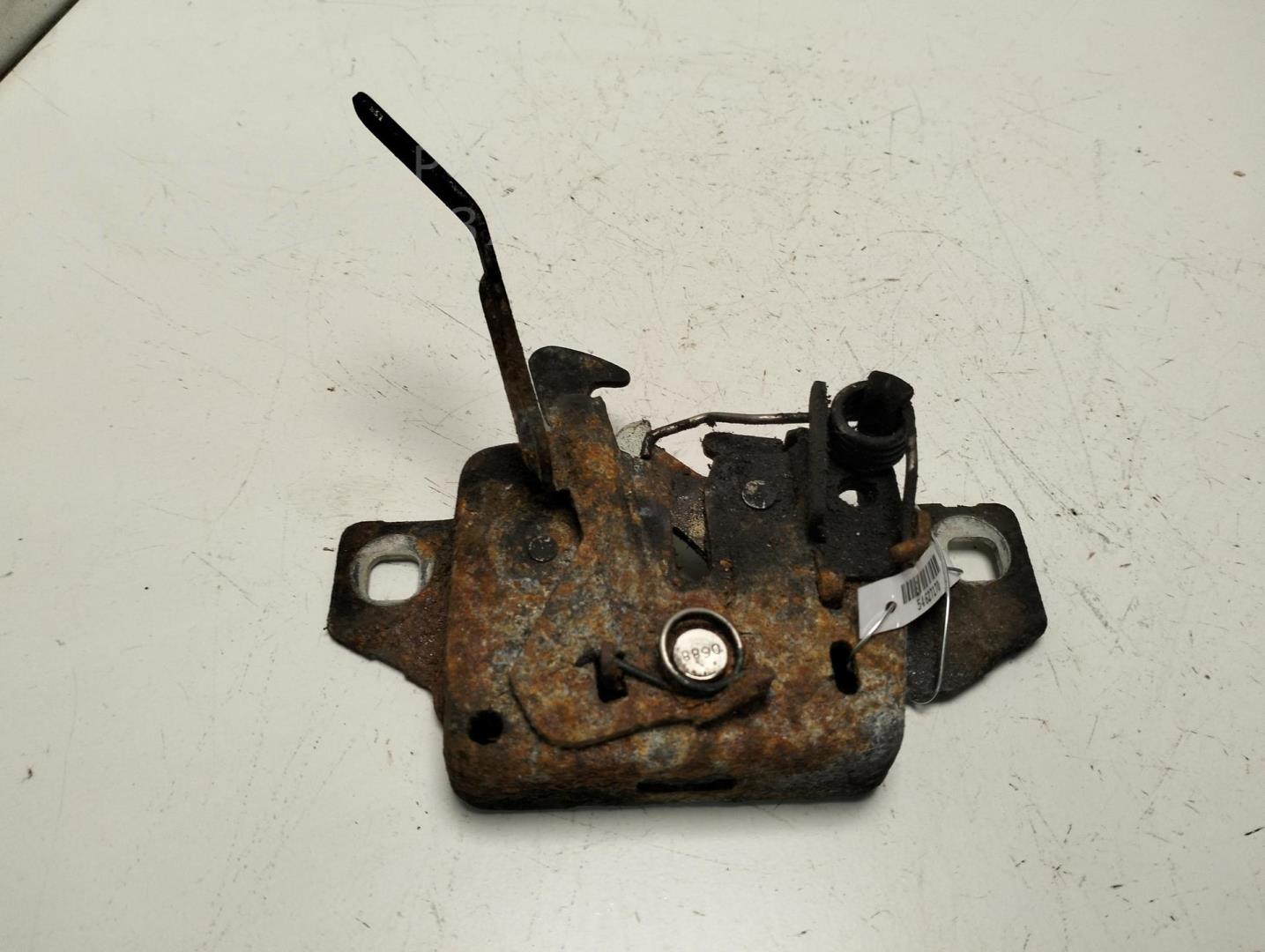 Замок капота