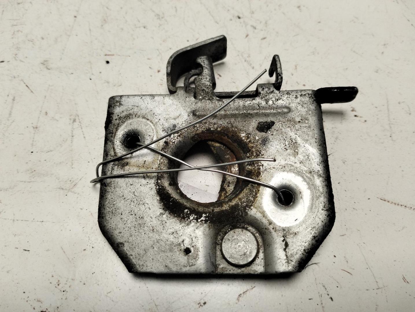 Замок капота