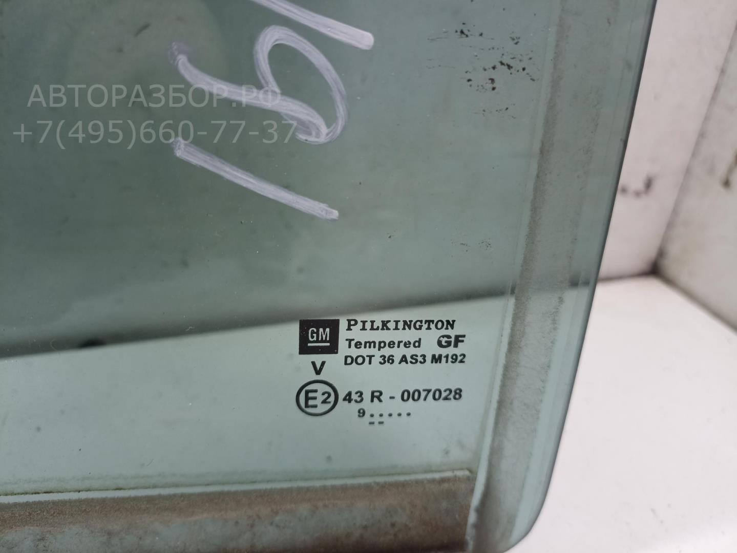 Стекло двери задней левой (форточка)