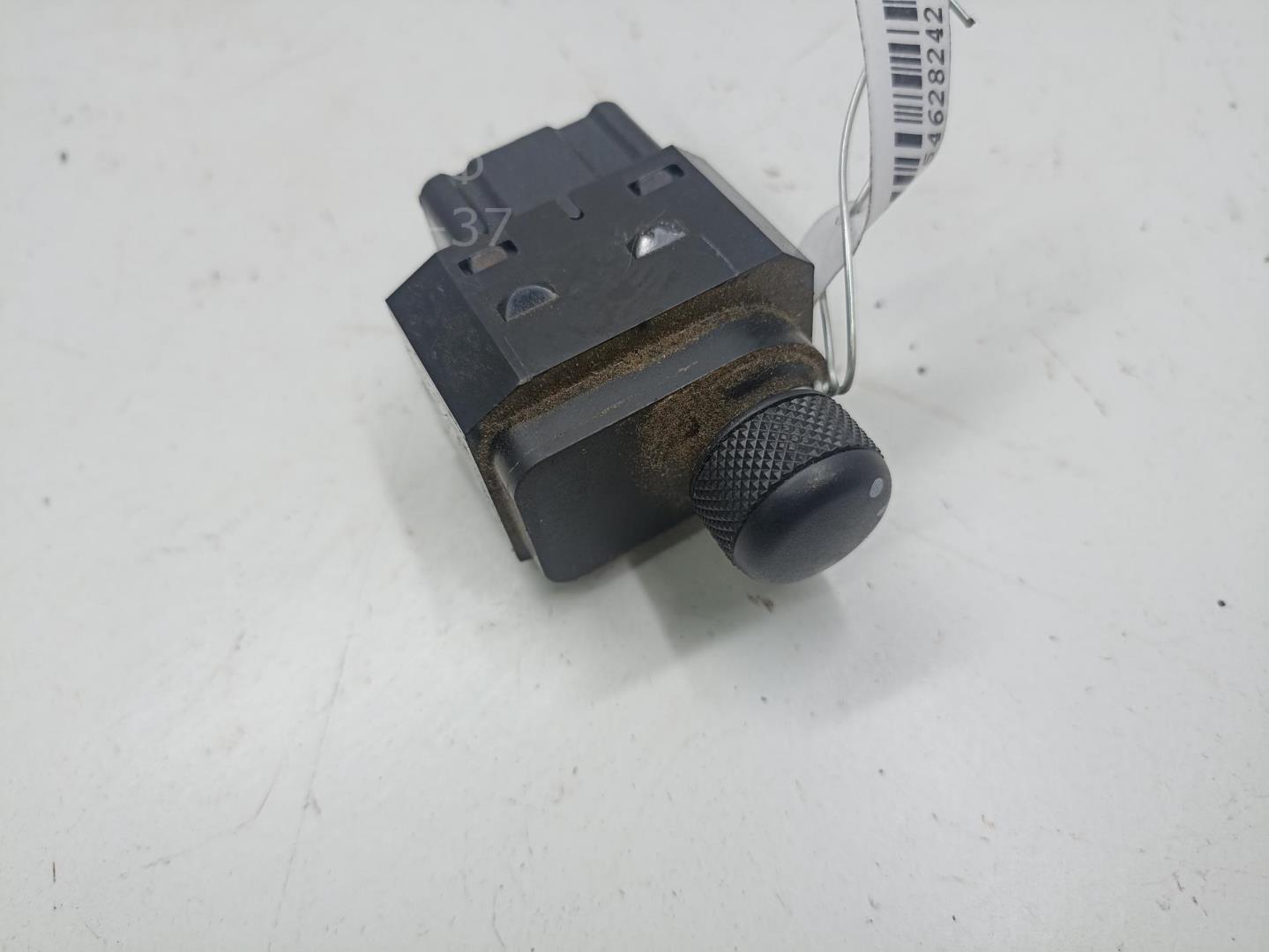 Кнопка регулировки зеркала