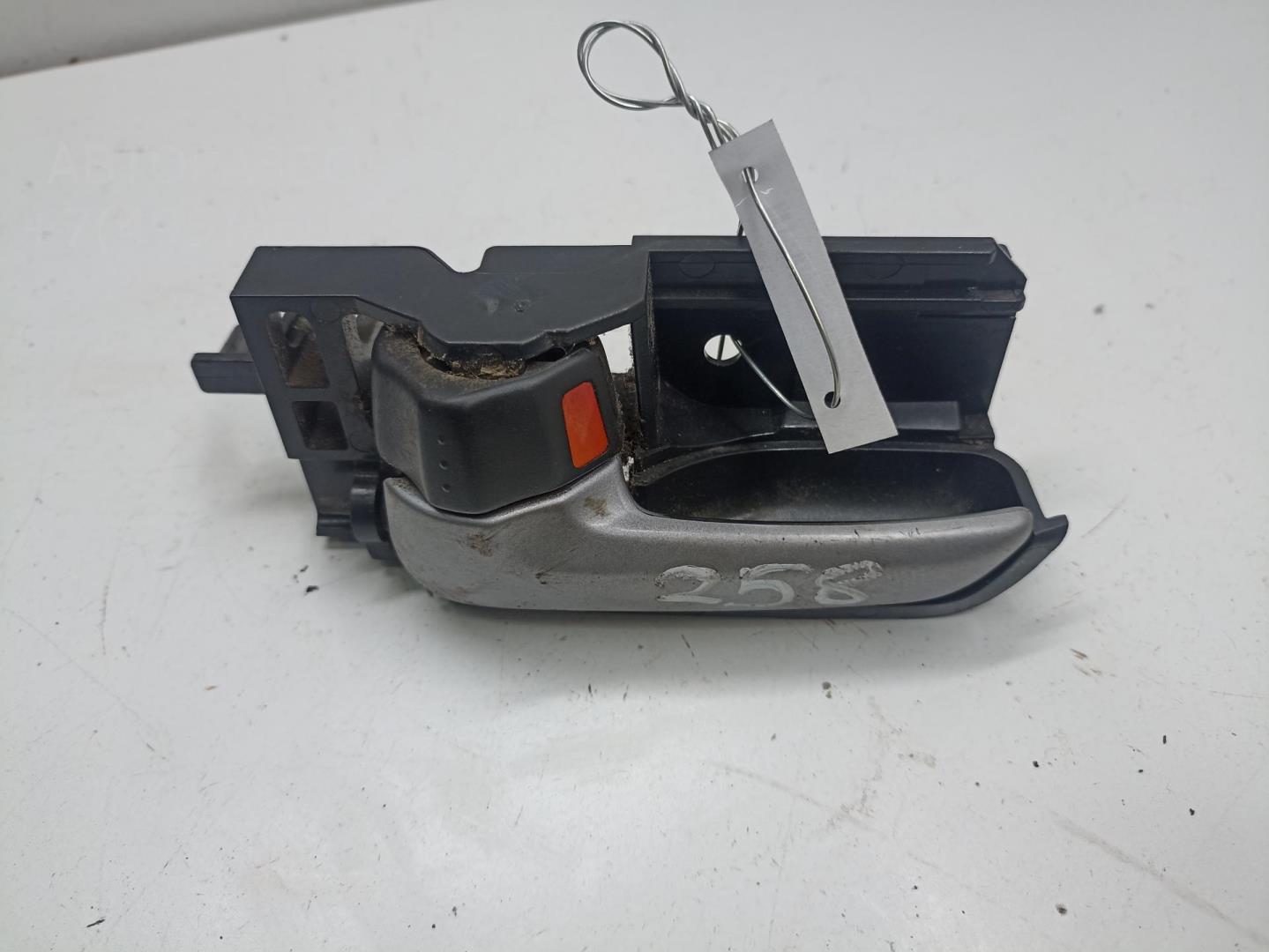 Ручка двери передней внутренняя левая