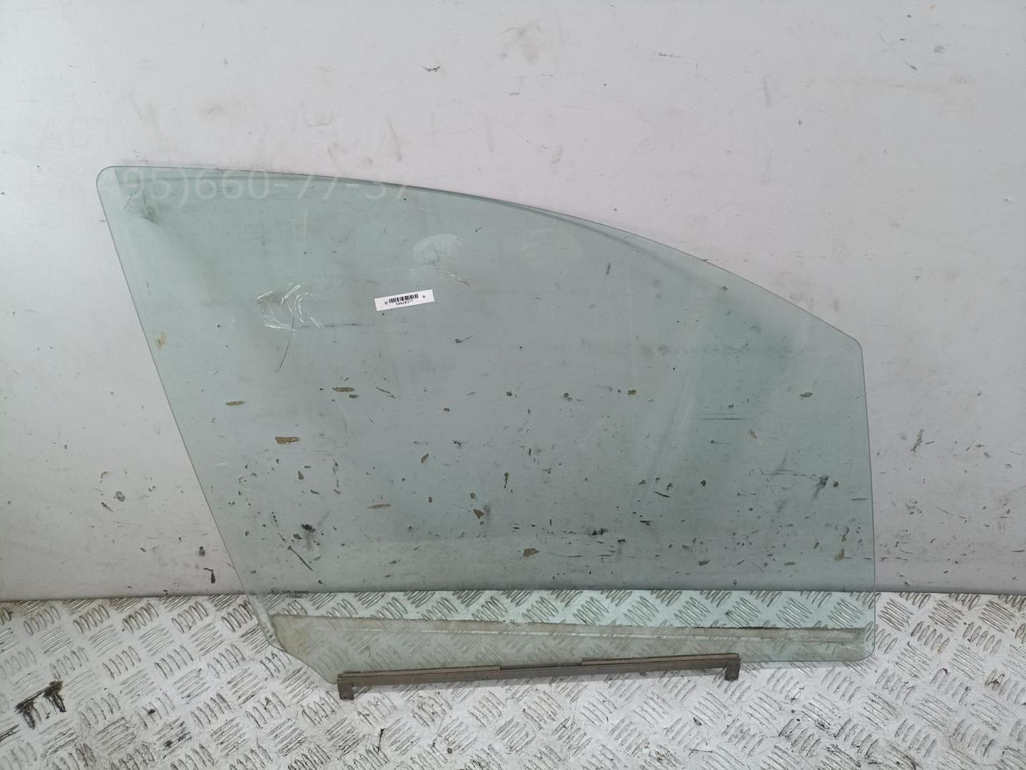 Стекло двери передней правой