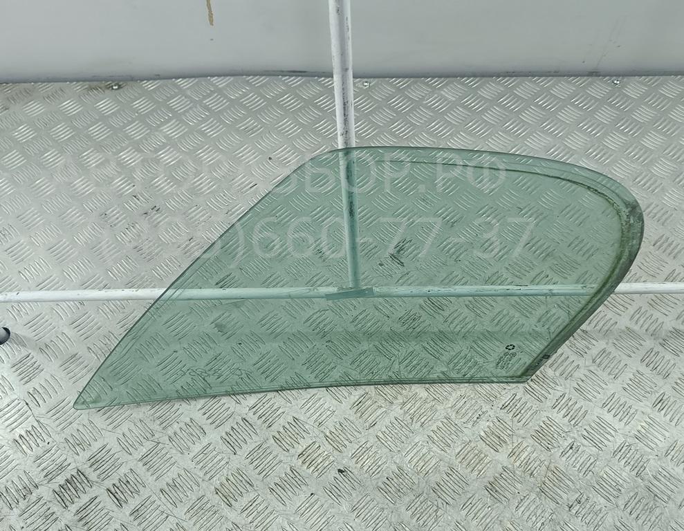 Стекло двери передней левой (форточка)