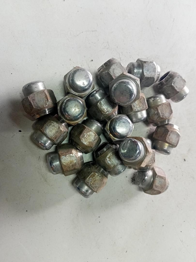 Болт колесный