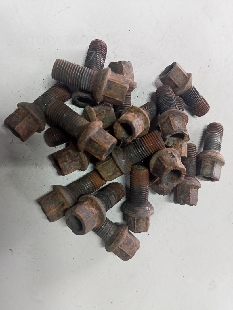 Болт колесный