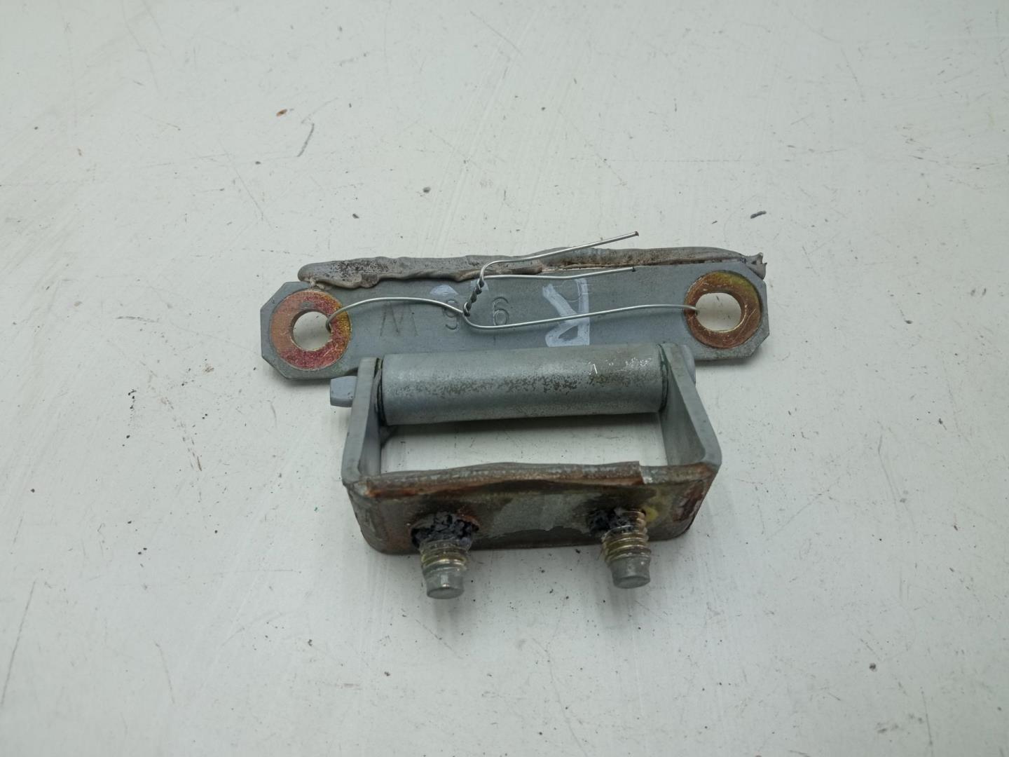 Петля крышки багажника