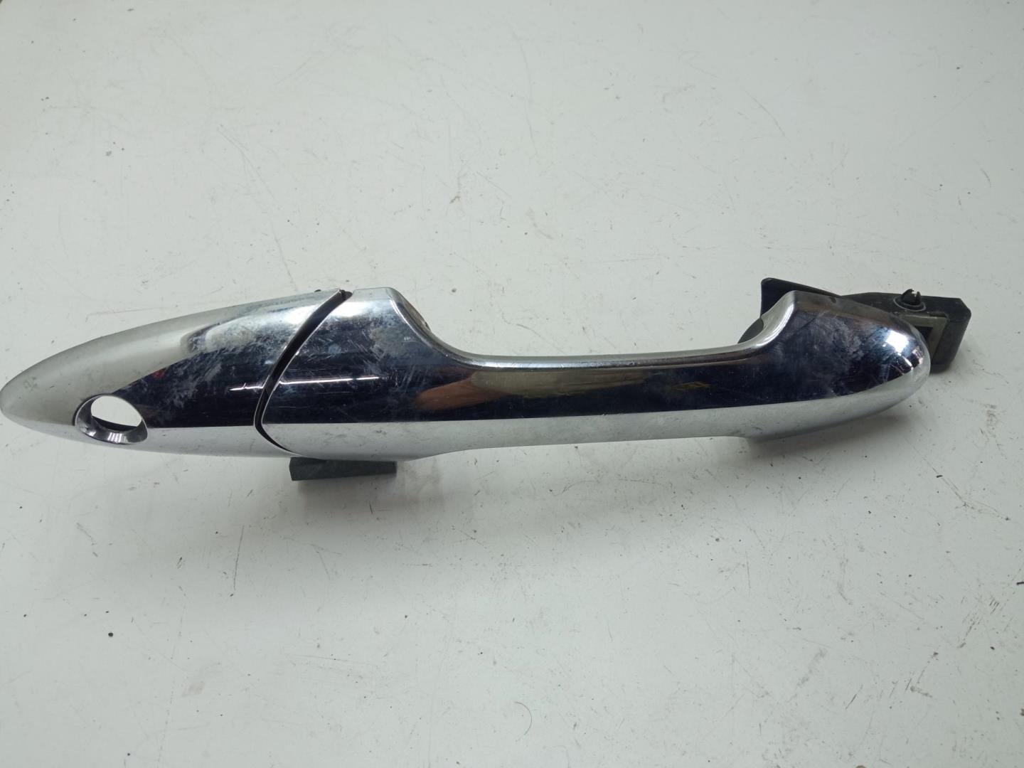 Ручка двери передней наружная левая