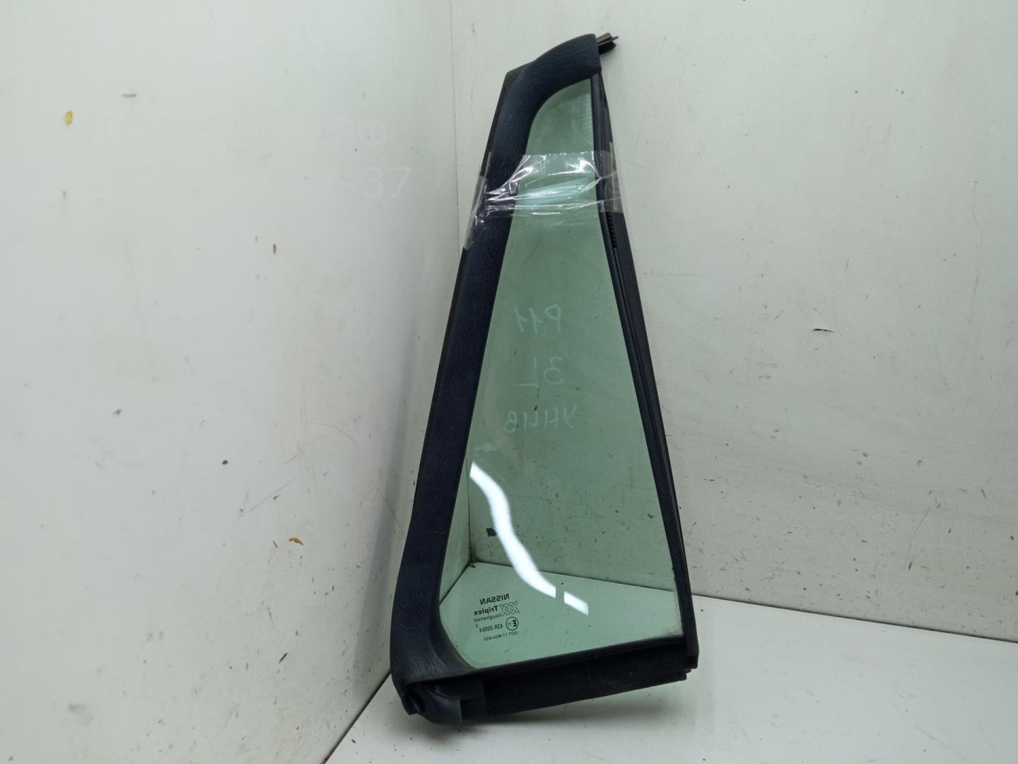 Стекло двери задней левой (форточка)