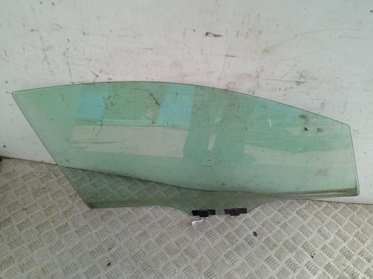 Стекло двери передней правой