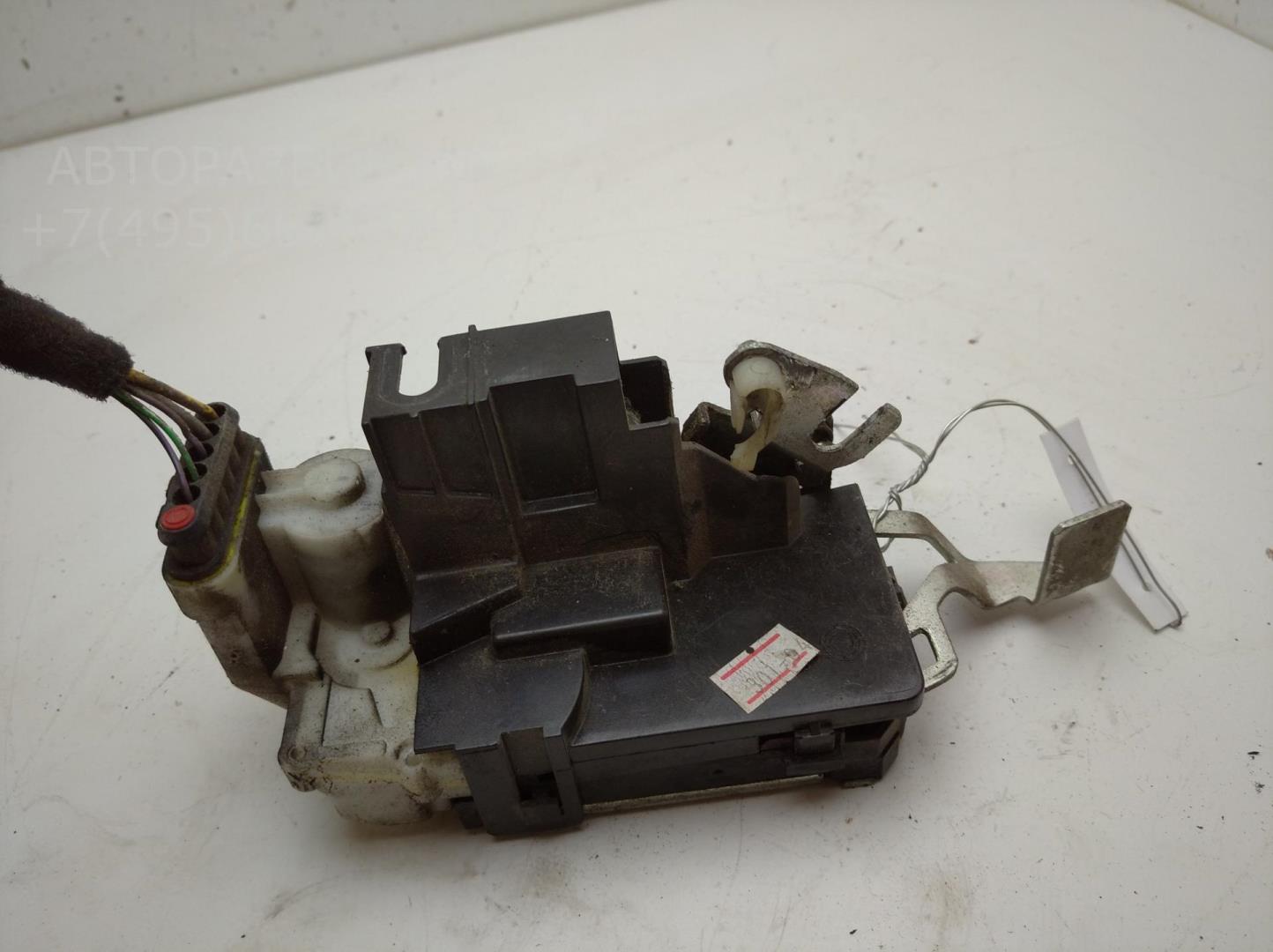 Замок двери передней левой