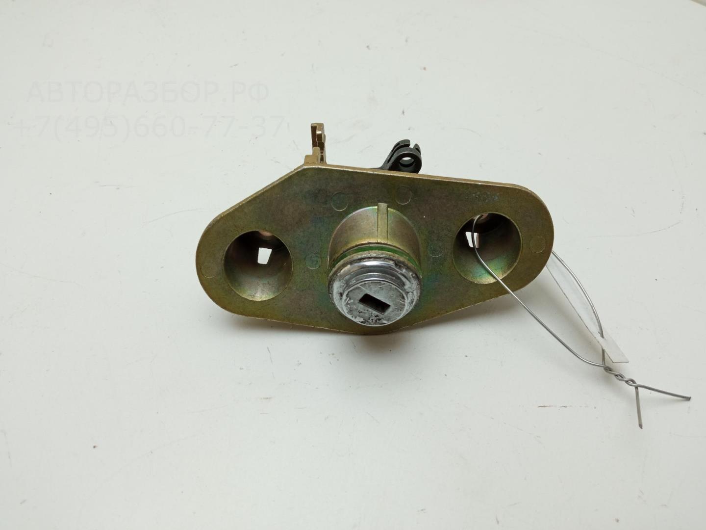 Вставка замка багажника