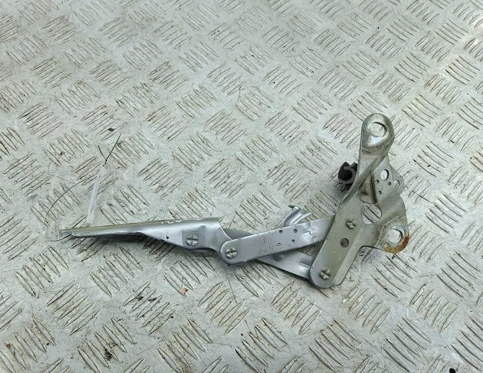 Петля капота левая