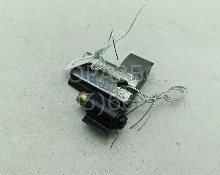 Петля двери