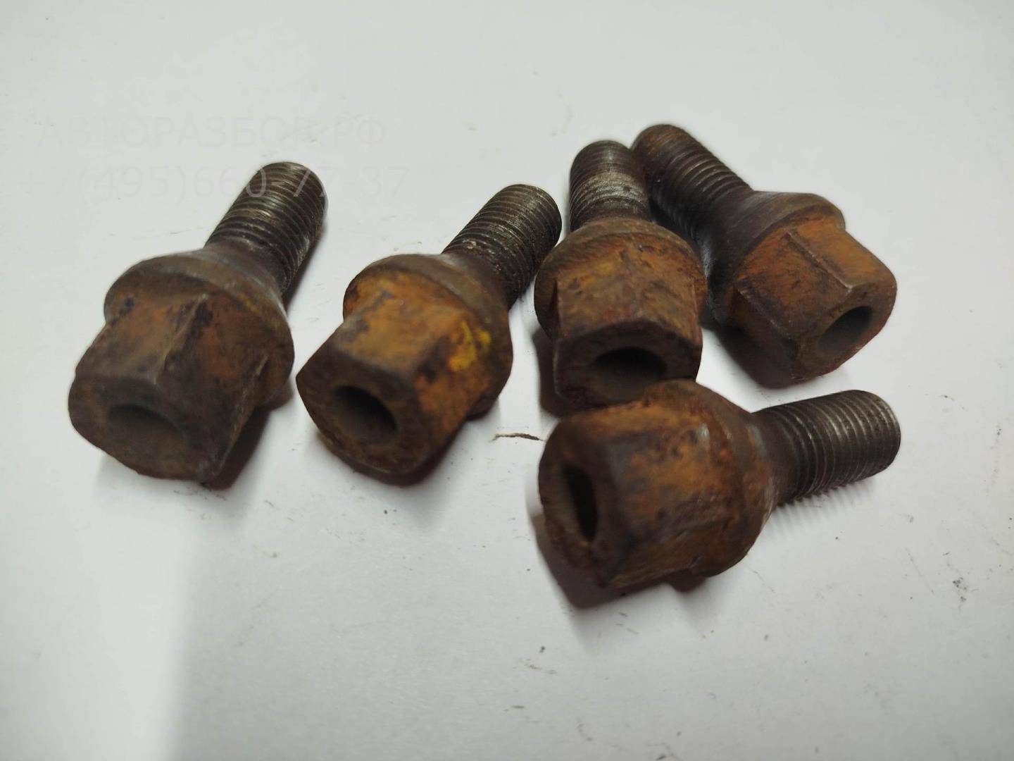 Болт колесный