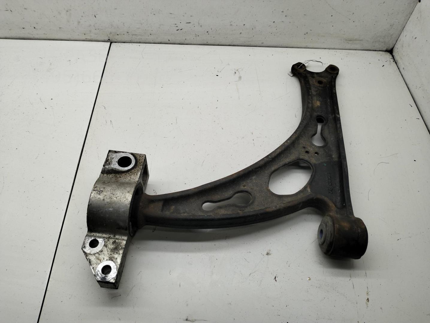 Рычаг передний левый