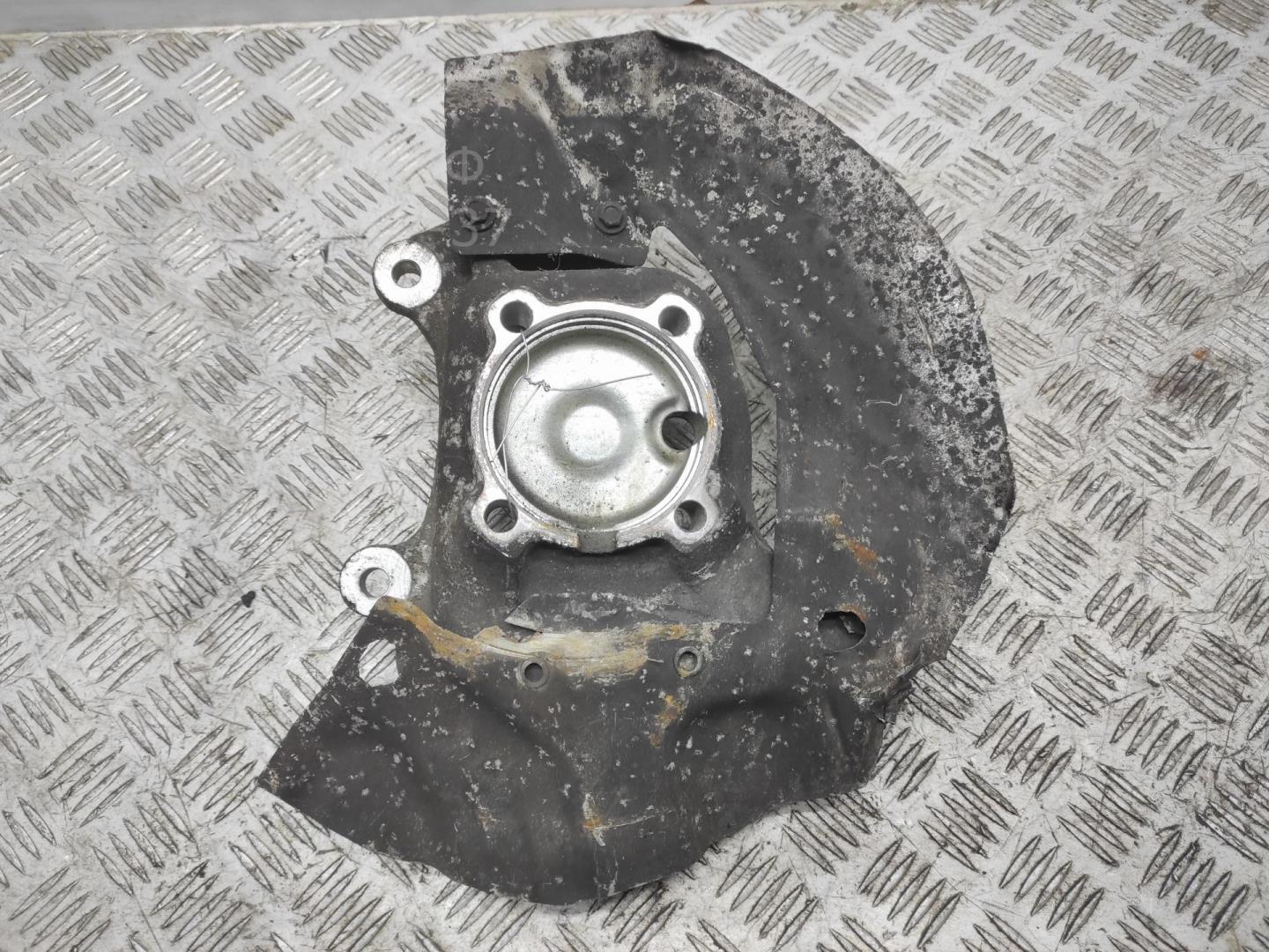 Кулак поворотный передний правый