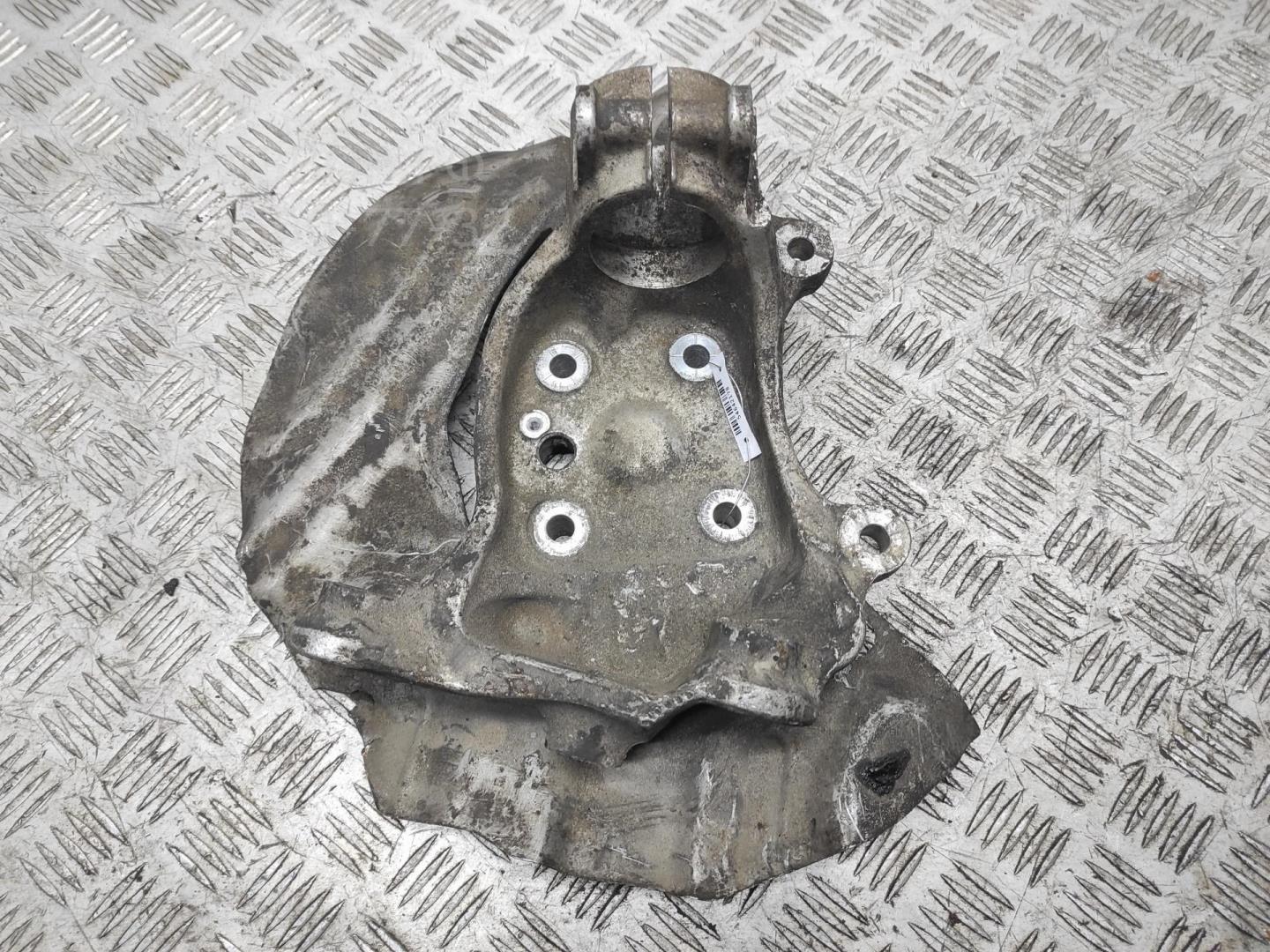 Кулак поворотный передний правый