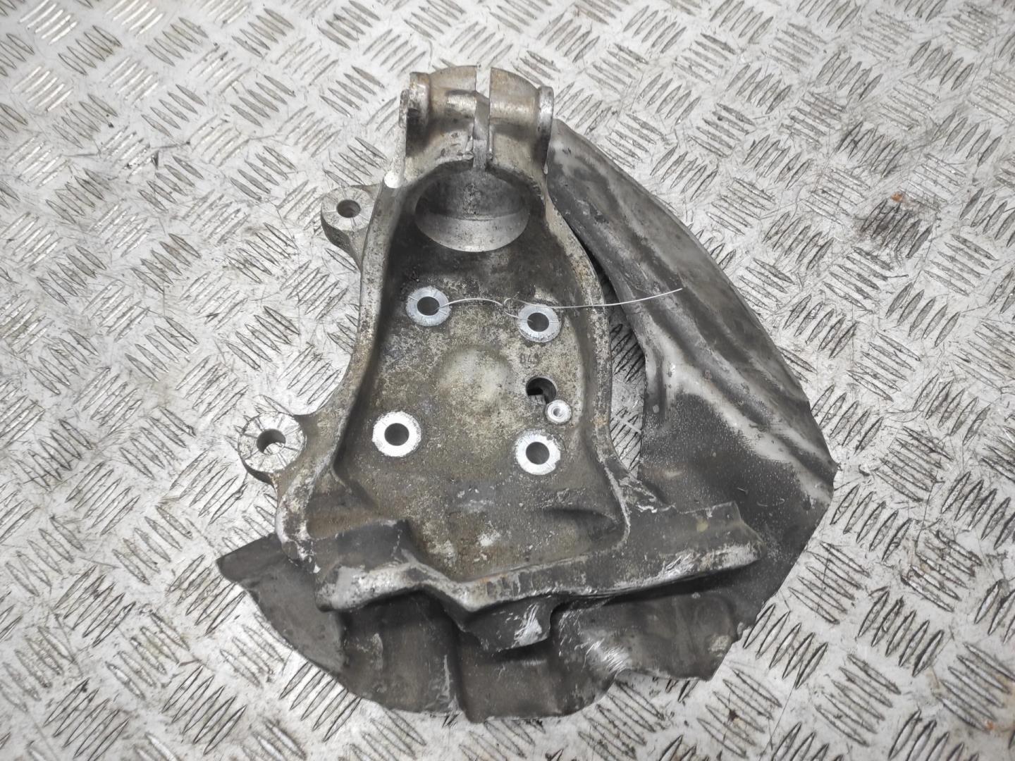 Кулак поворотный передний левый