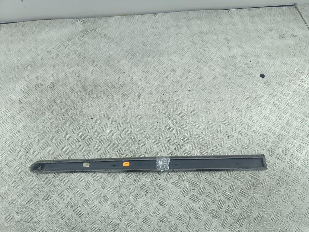 Накладка двери передней правой