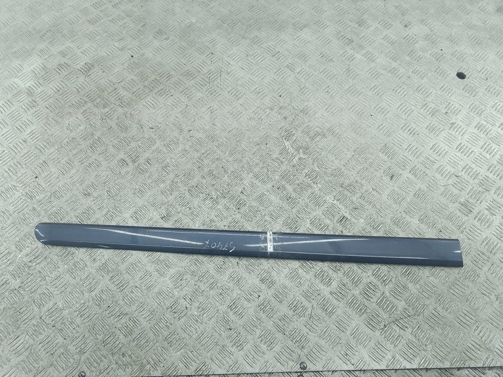 Накладка двери передней правой