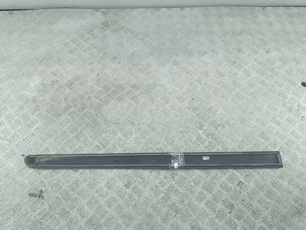 Молдинг двери передней левой