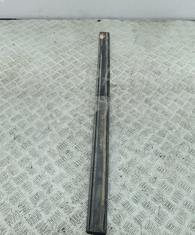 Молдинг двери передней левой