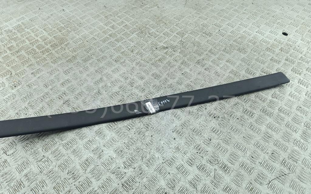 Молдинг двери передней левой