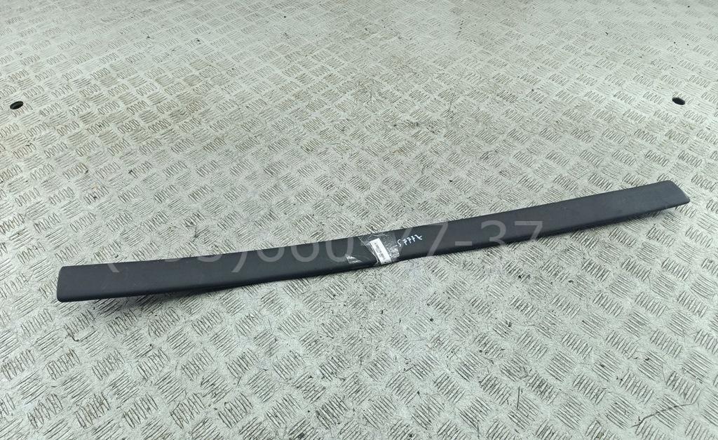 Молдинг двери передней левой